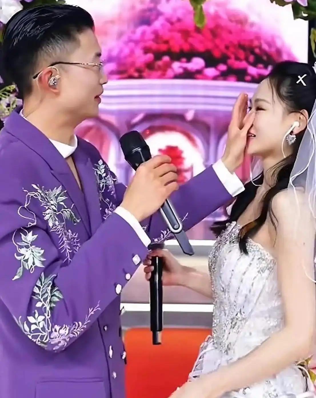 郭有才的爆火，让不少人发出“底层子弟翻身，上学多余，当网红才是捷径”的感慨。从落