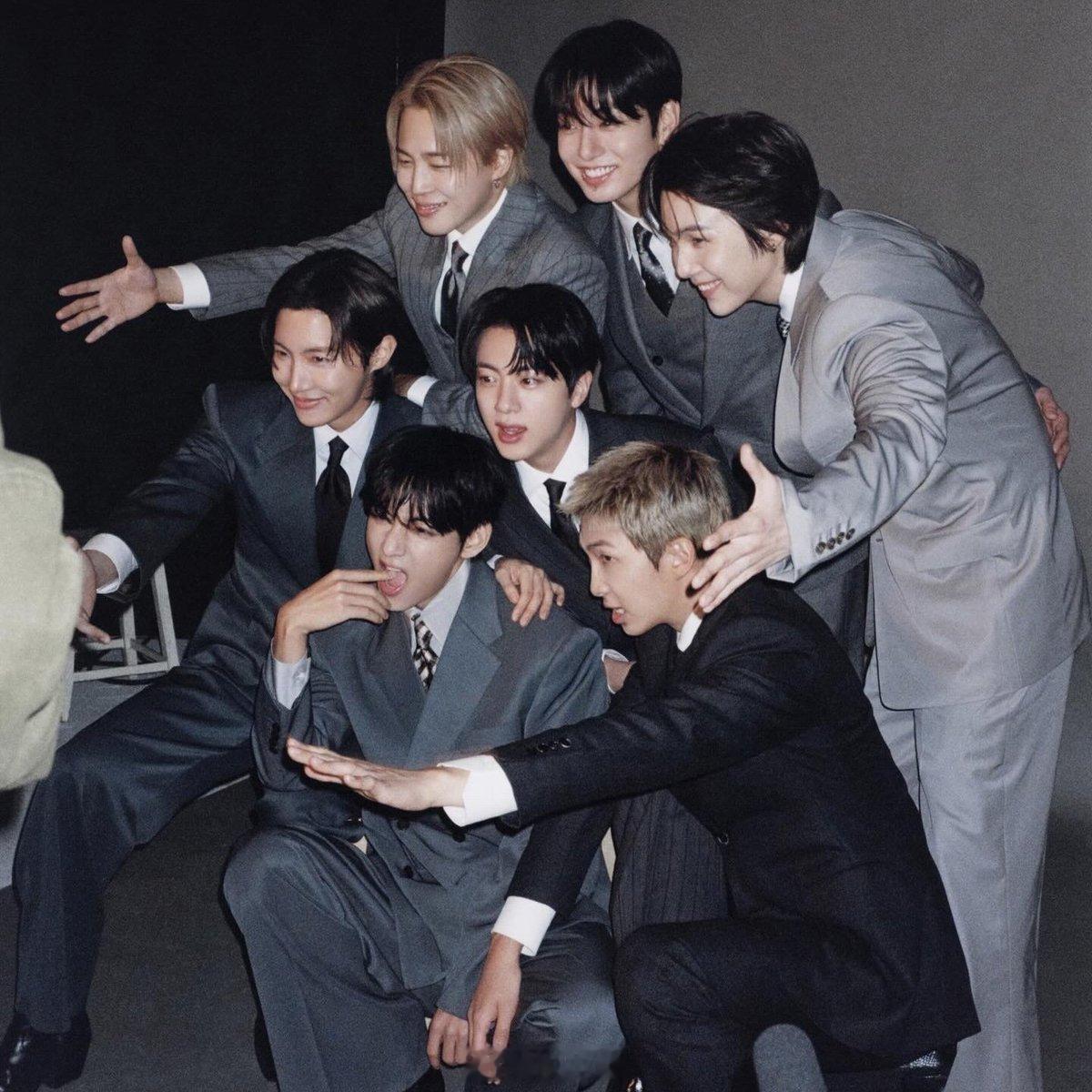 防弹少年团 据最新数据显示，BTS目前共有13首歌曲同时在榜Spotify全球每