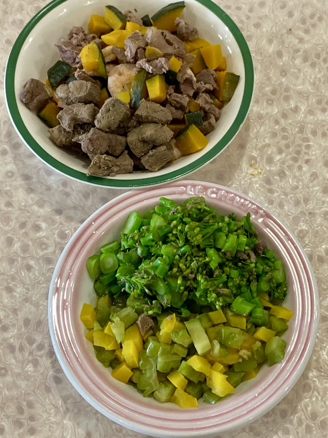 当我在厨房给小狗做饭….