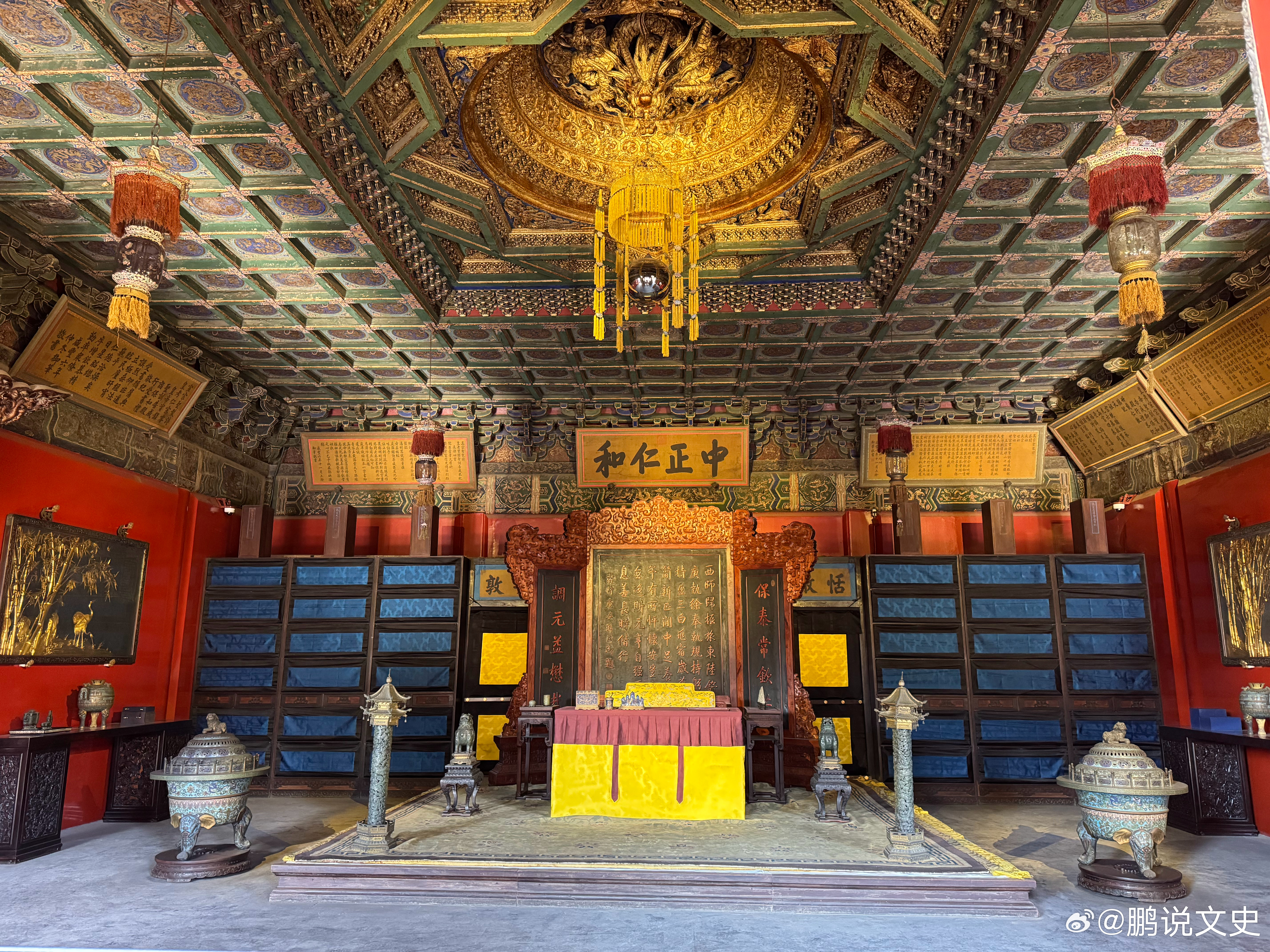 历史知识养心殿正殿：面阔7间（36米），进深3间（12米），黄琉璃瓦单檐歇山顶，