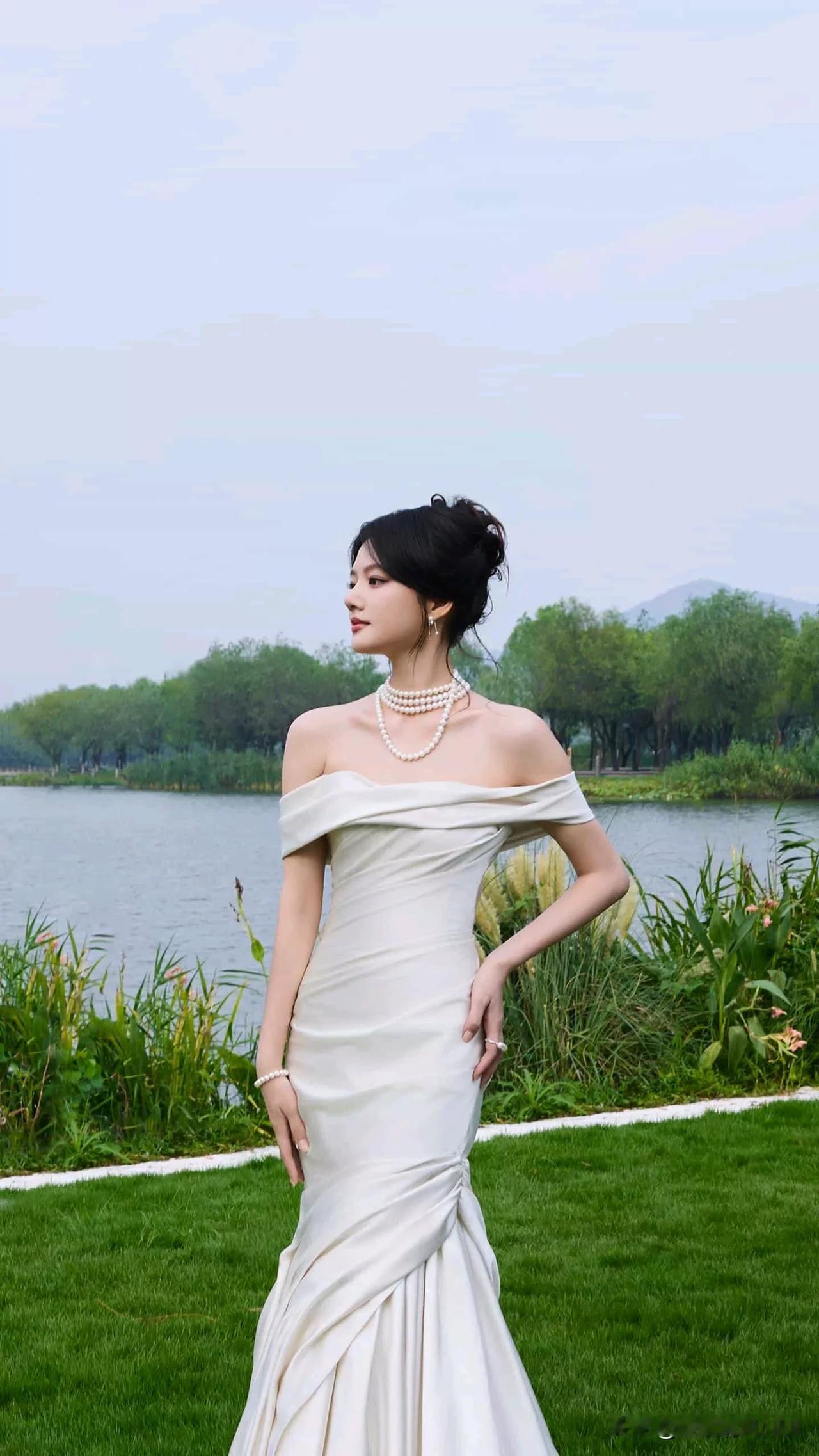 从青涩”校园脸”到惊艳大美人，终于有人做出了适合她的妆造。