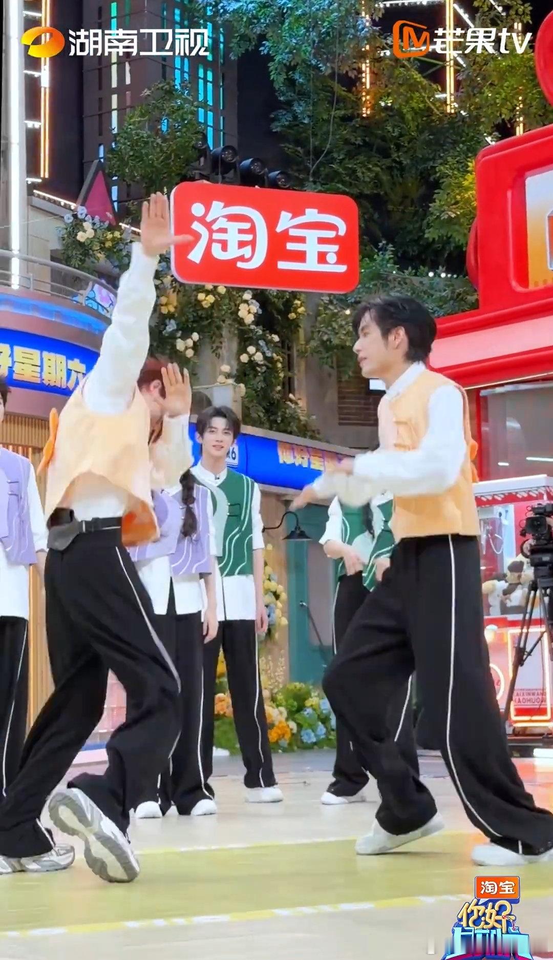 名场面+1！张颜齐公主抱丁程鑫氛围感拉满，兄弟抱了不止一下，这波同框太养眼了👀