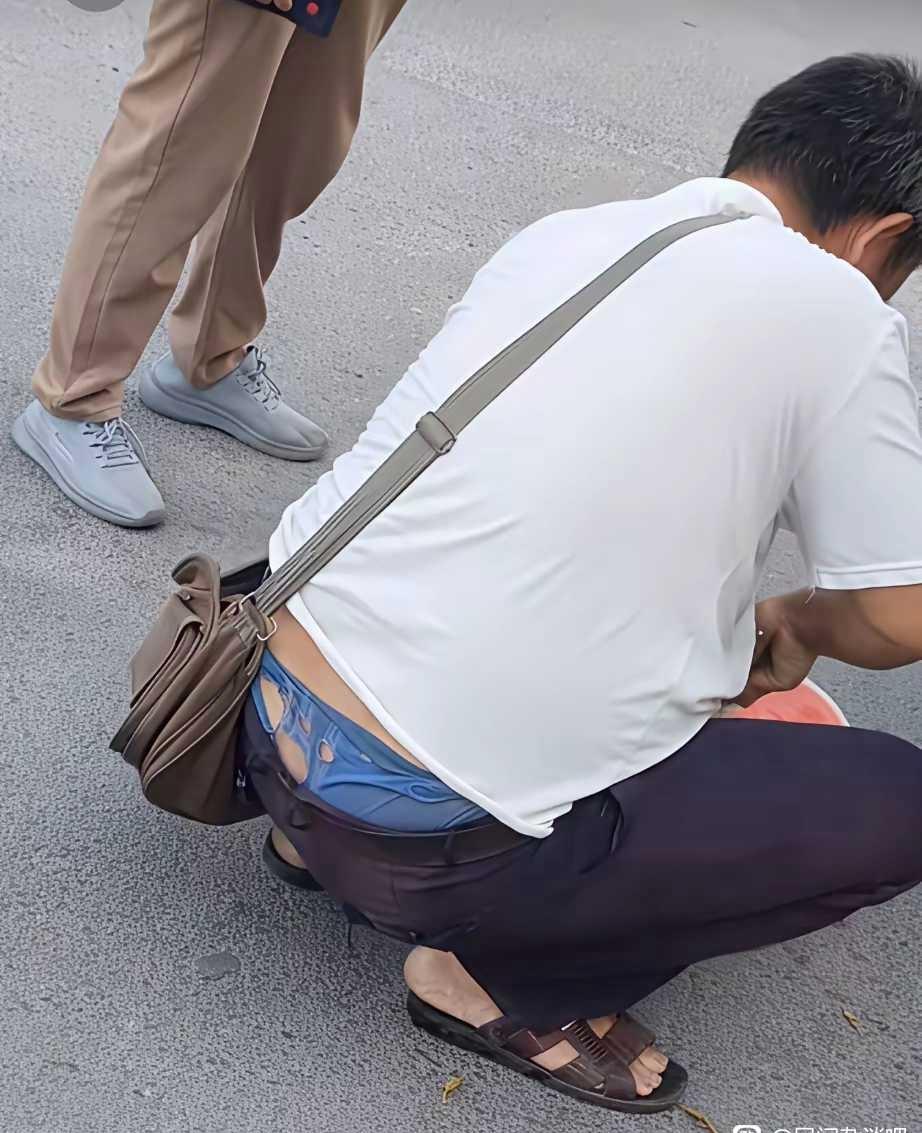 重庆卖瓜大哥因穿破裤衩出圈，惹得全网同情。这破烂裤头让人想起老一辈的艰苦岁月，现