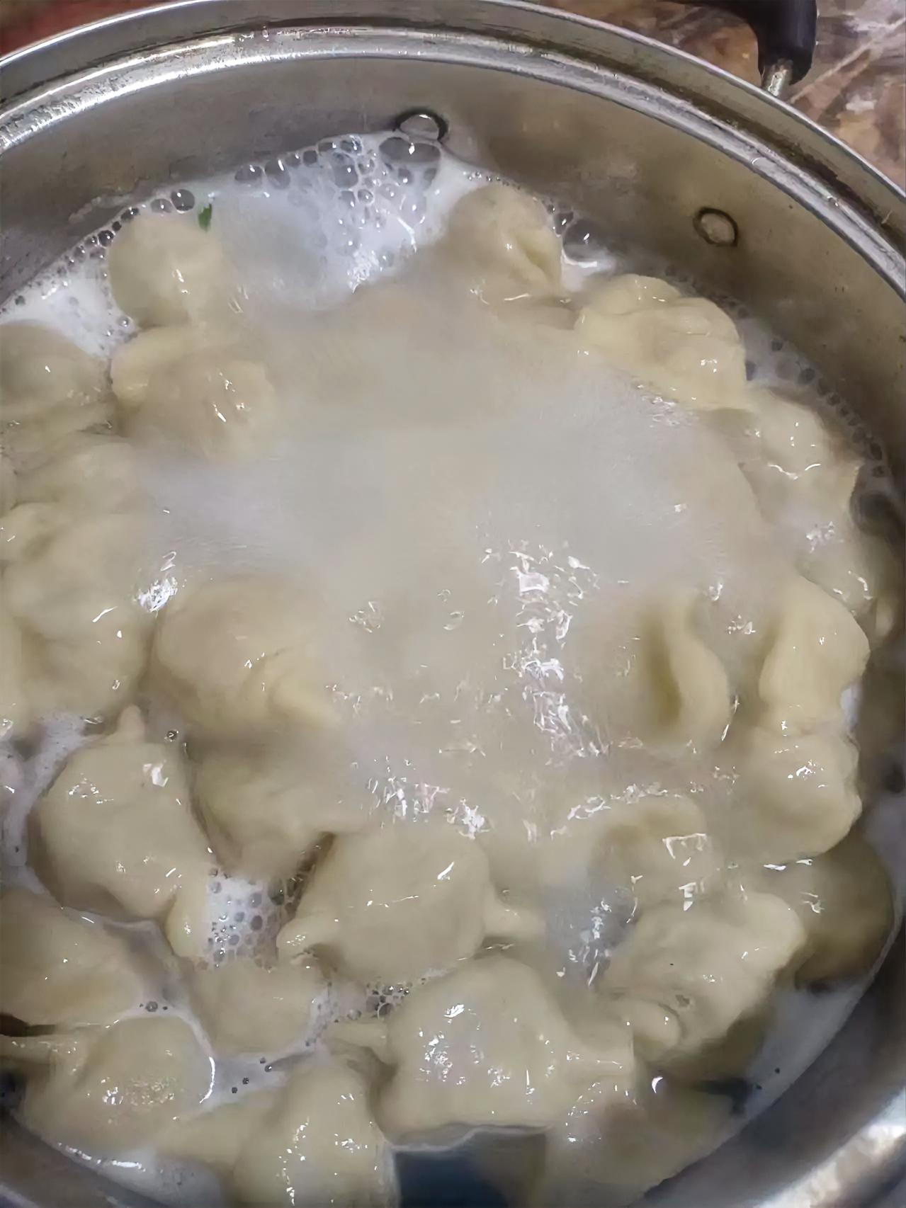 这锅在沸水里翻滚的饺子，是最朴素的人间烟火。热气腾腾的白雾里，藏着家的温度，也藏