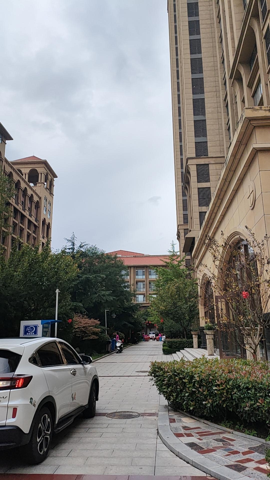 供暖还要一个月，但晚上盖厚棉被还是有点冷，不由羡慕起自己烧暖气的房子了。一直自豪