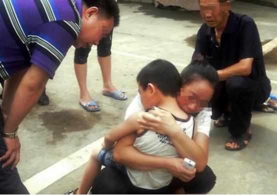 河南濮阳，37岁男子无故踹了13岁男生一脚，而后见男生骂自己又拿砖头、土块砸男生