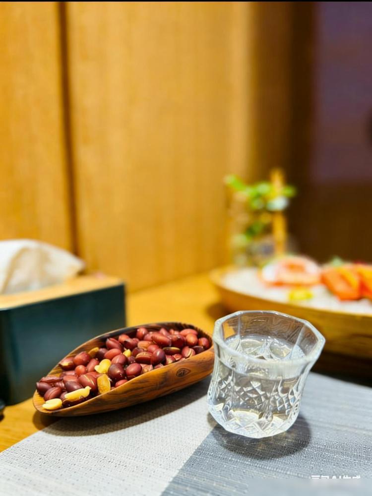 我老公有个怪癖，估计很多人都不理解。

他每天半夜才下班，不管多晚多累，睡前必须