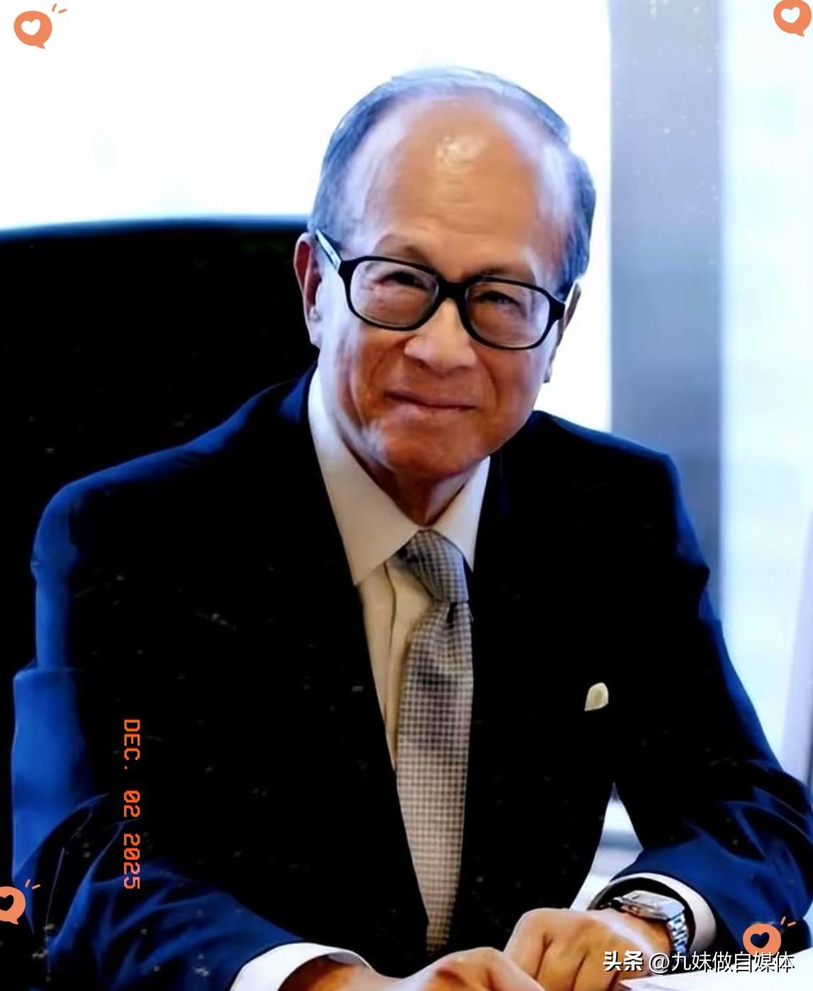 香港那边大火刚灭，烟都还没散干净呢。
李家的算盘珠子，就已经敲响了。
官宣要把屈