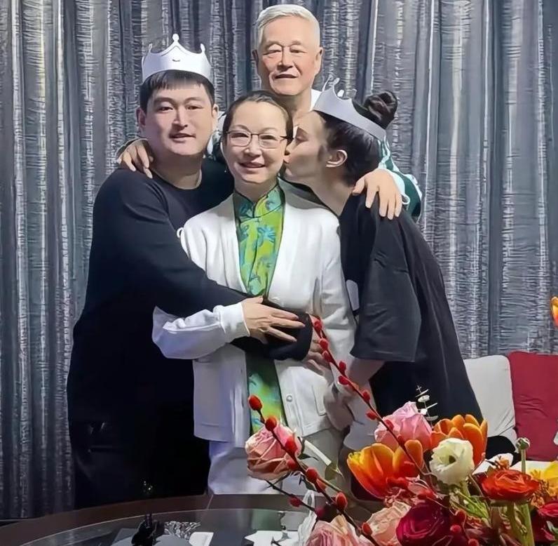 1997年，正月初一。
产房一声啼哭，赵本山的帝国，埋下了两条完全不同的龙脉。