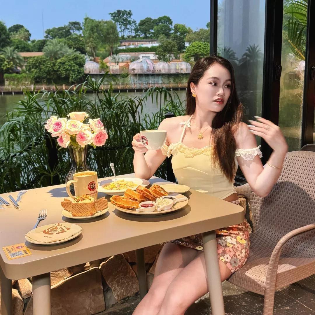 阳光明媚的午后，在湖畔咖啡馆享受浪漫的下午茶时光。