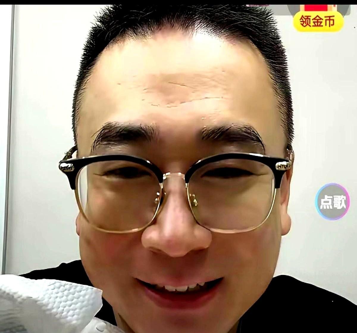 “等太阳落山。”
就这五个字，我手机拿在手里，半天没动。
懂的人，眼泪都快下来了