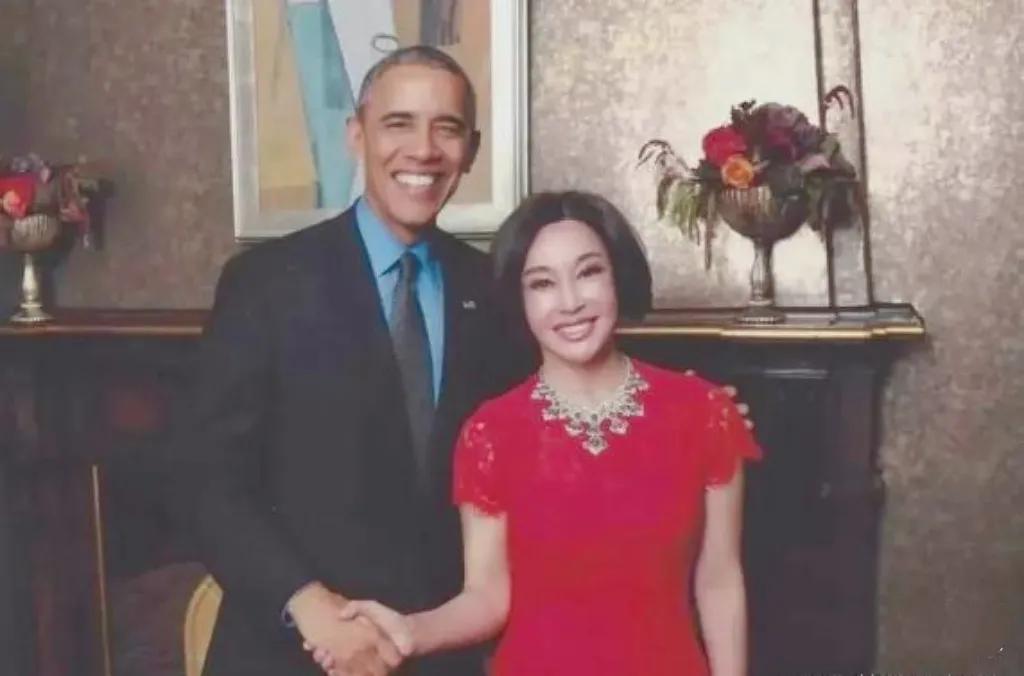 2016年，美国，刘晓庆和美国前总统奥巴马的合影，他们一个是明星，一个是前总统。