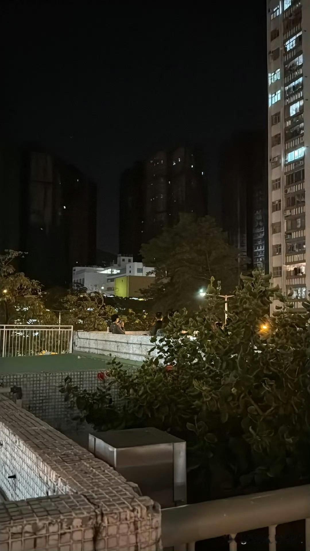 夜晚，火灾现场仍可看到灯光，港府部门通宵做嘢搵遗骸。