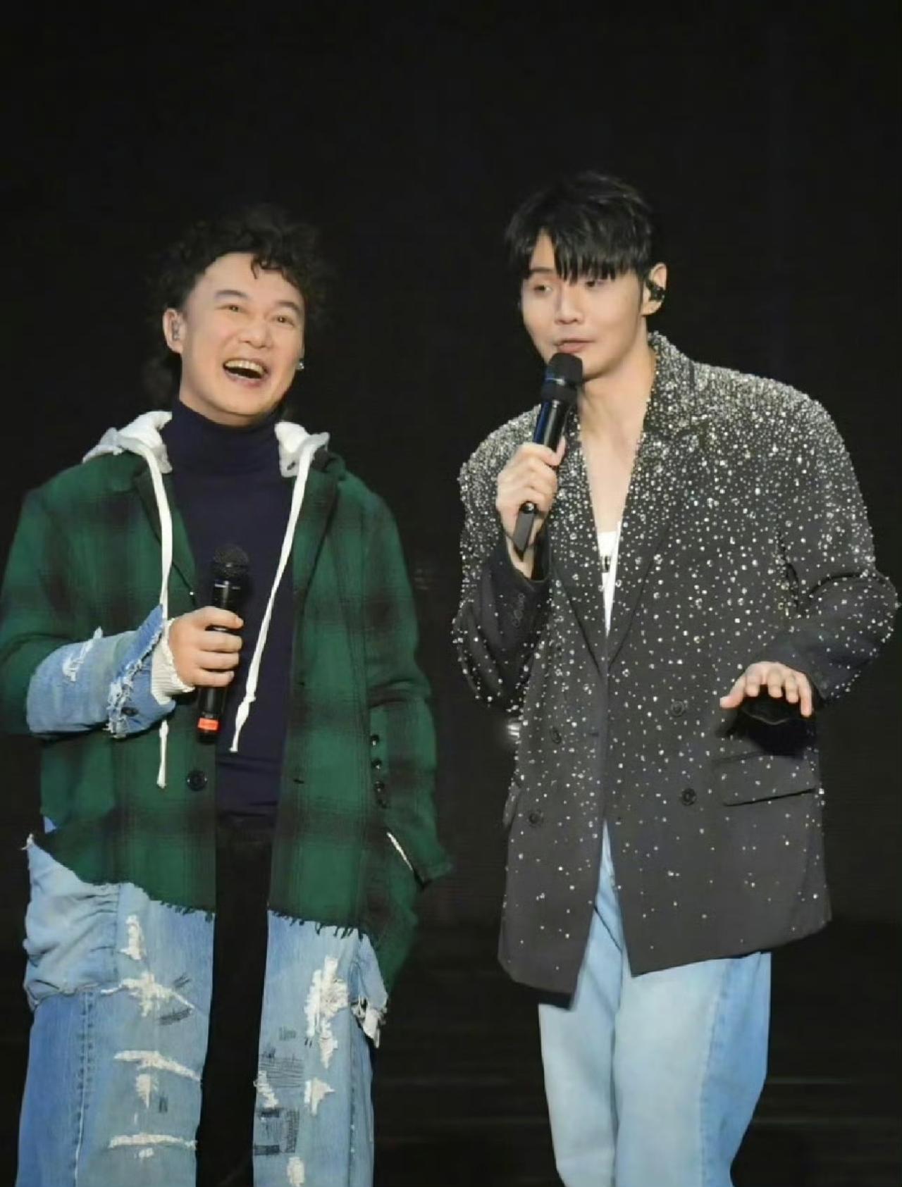 真要被单依纯演唱会上的陈奕迅笑死了，他这是干啥来了啊[捂脸]！
一定是提前就决定