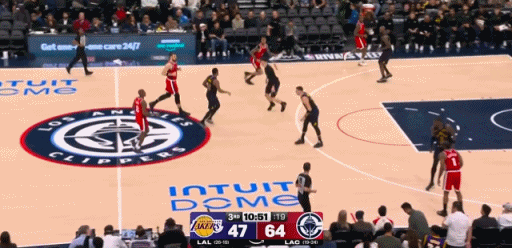 眼神防守？艾顿就这么看着哈登突破？
在今天NBA常规赛湖人与快船的第三节比赛中，