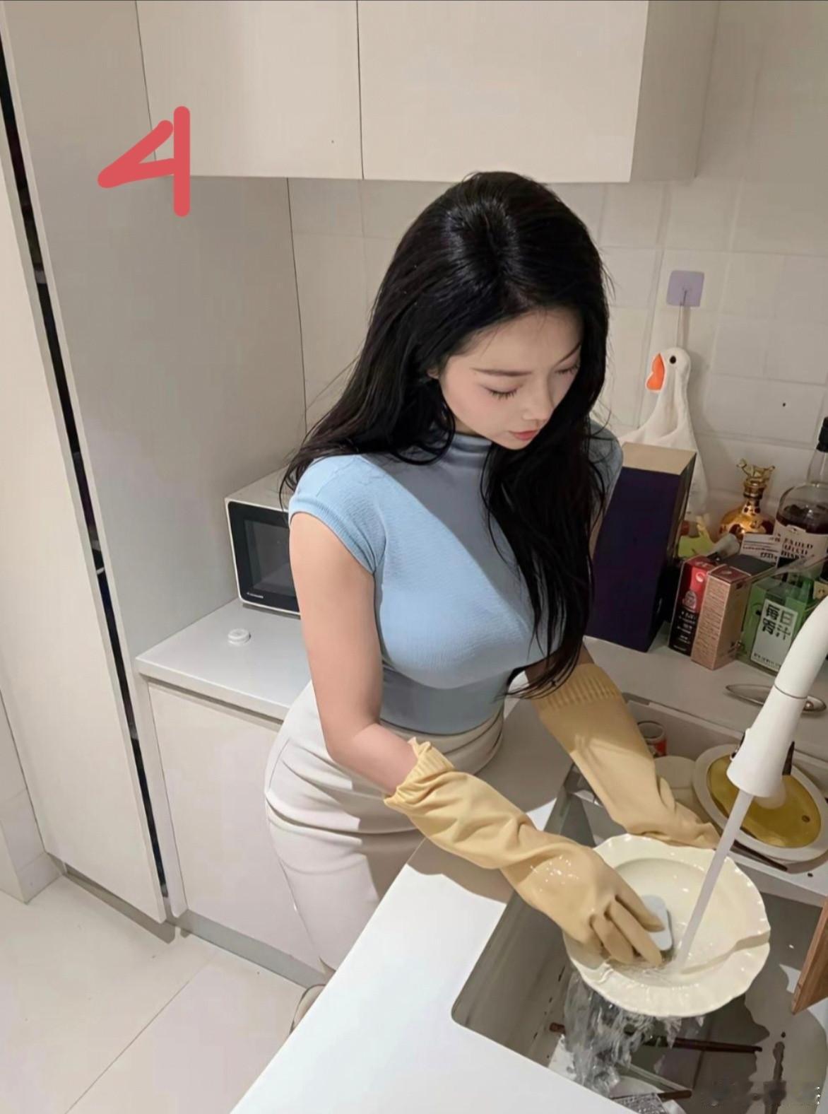 一张“秀颜值、秀身材，顺便展示一下贤惠一面”的生活照，看着挺舒服，也挺让人羡慕这