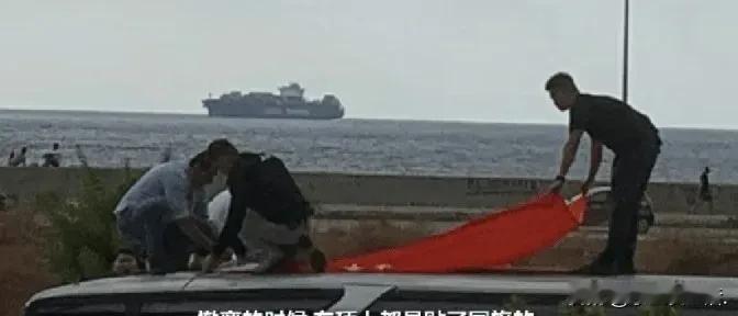 泪目！中国公民从黎巴嫩撤离，车顶贴国旗，那一抹鲜艳的红色，成为了希望与力量的象征