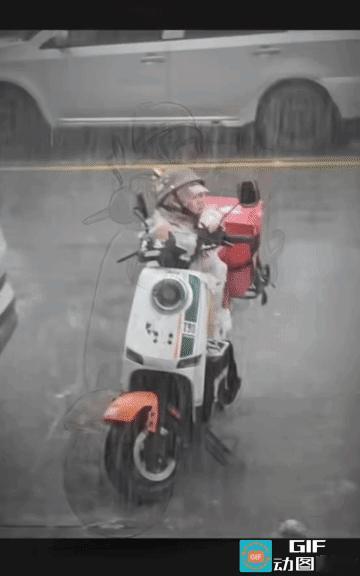 大雨里等爸爸的小孩，看哭了多少成年人
 
滂沱大雨里，小小的身影裹着雨衣、戴着头