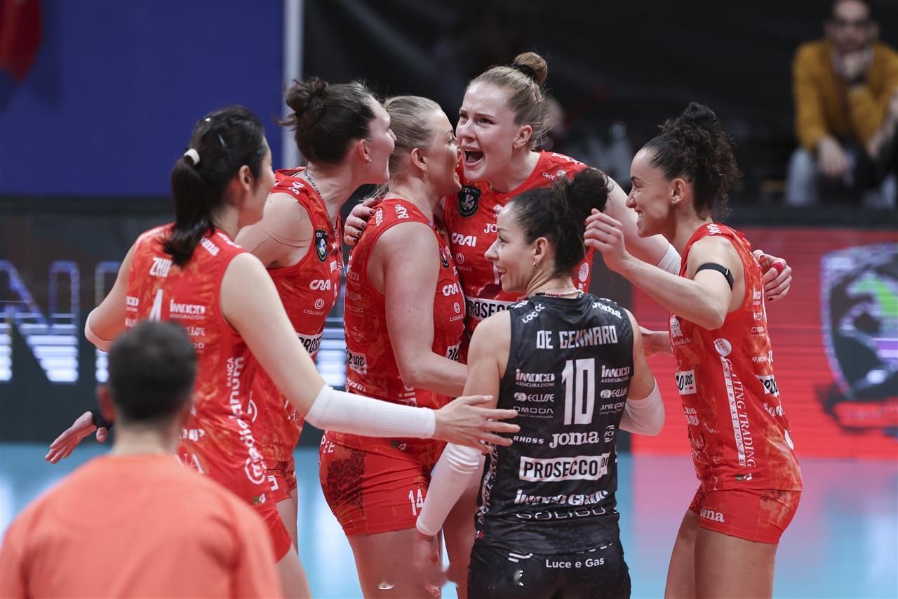 【朱婷8分 女排欧冠科内客场3比0泽仁】北京时间27日深夜，2026女排欧冠 正