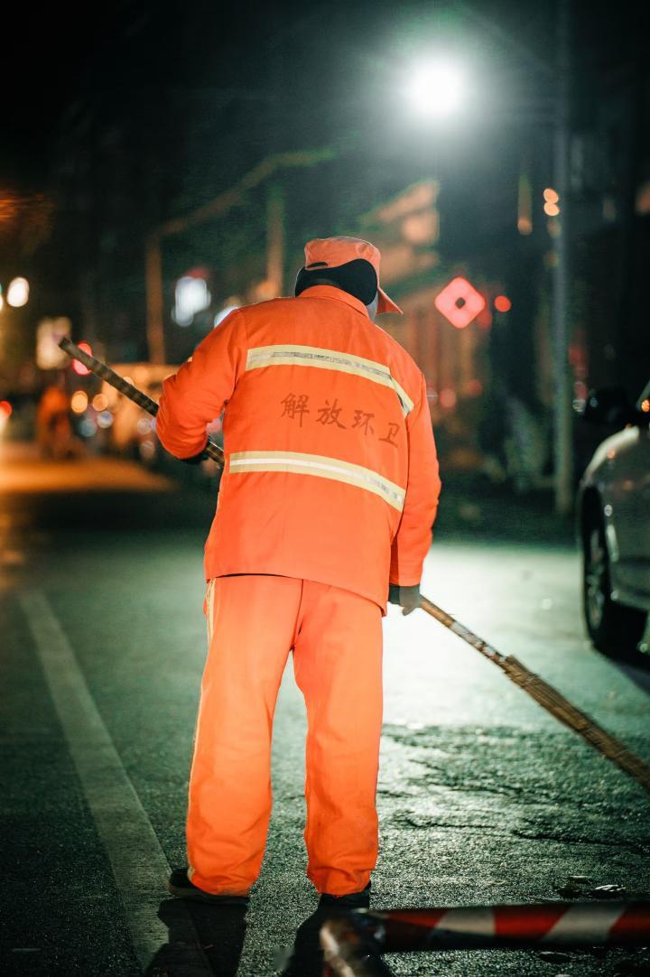 这些基层的工人最需要的其实是尊重。就拿秋天道路上的落叶来说，在公园或者不妨碍交通