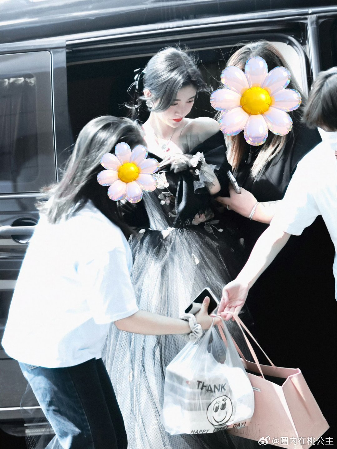 热巴生图好绝，梦回小鞠出圈的黑天鹅妆造 