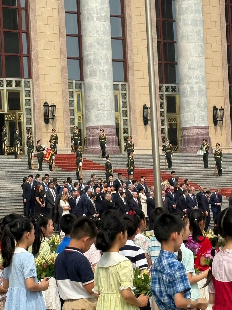 出席欢迎仪式的，除了总统，还有总统二儿子、二儿媳、国Wu卿、国防部长、财政部长、