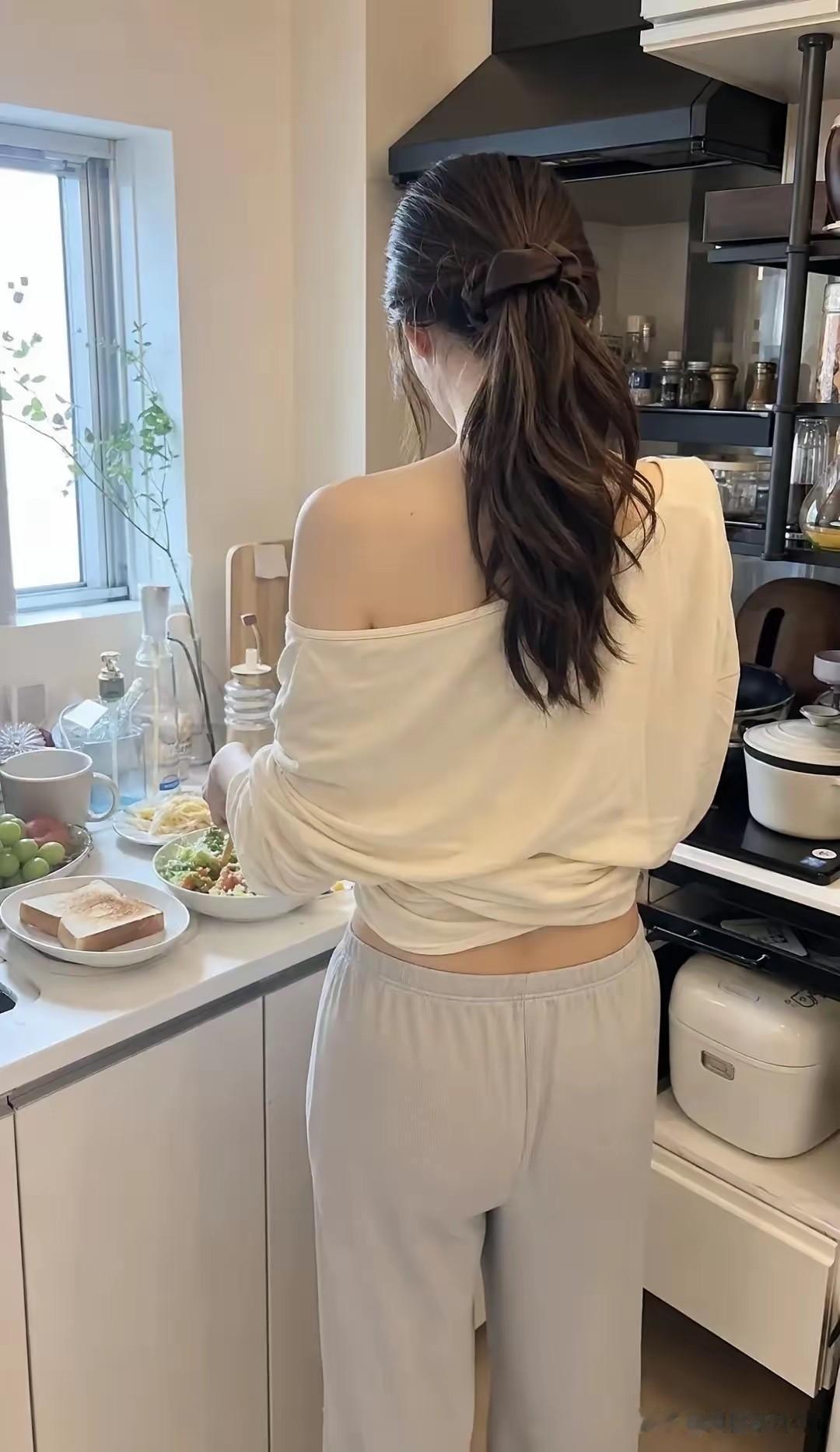 浅夏入厨房，
美女衣清凉，
持家好手艺，
烧得饭菜香。

厨房里的少女 厨房氛围