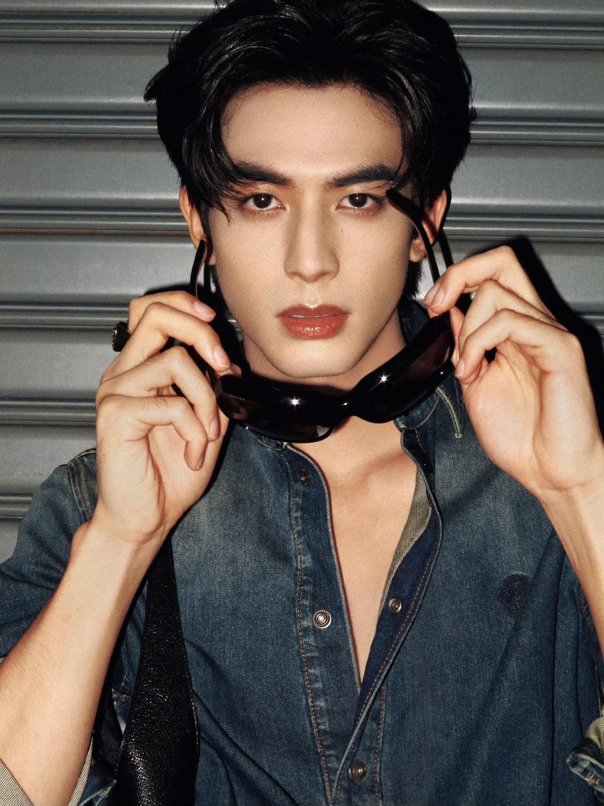 宋威龙私底下烟酒都不来 宋威龙你长这么酷结果告我私底下烟酒都不来，完全是奶龙来的