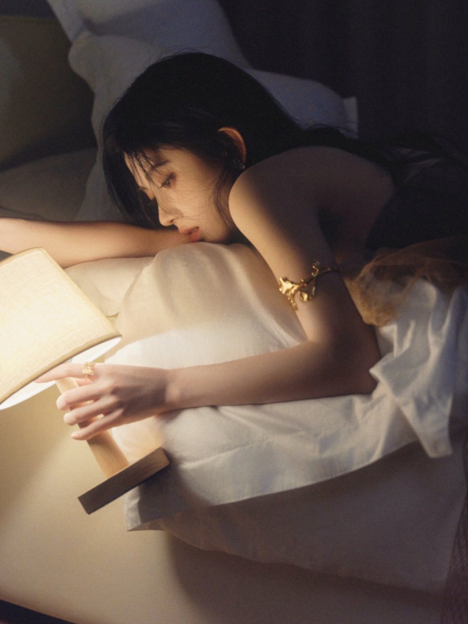 好漂亮小鞠~~手臂上的金色臂环 完全点睛之笔 又涩又灵气✨ 