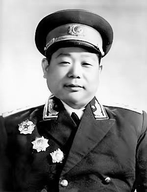 1949年的上海。陈赓把27岁的小姨子王璇梅叫进屋，门一关，倒了杯白开水往前一推