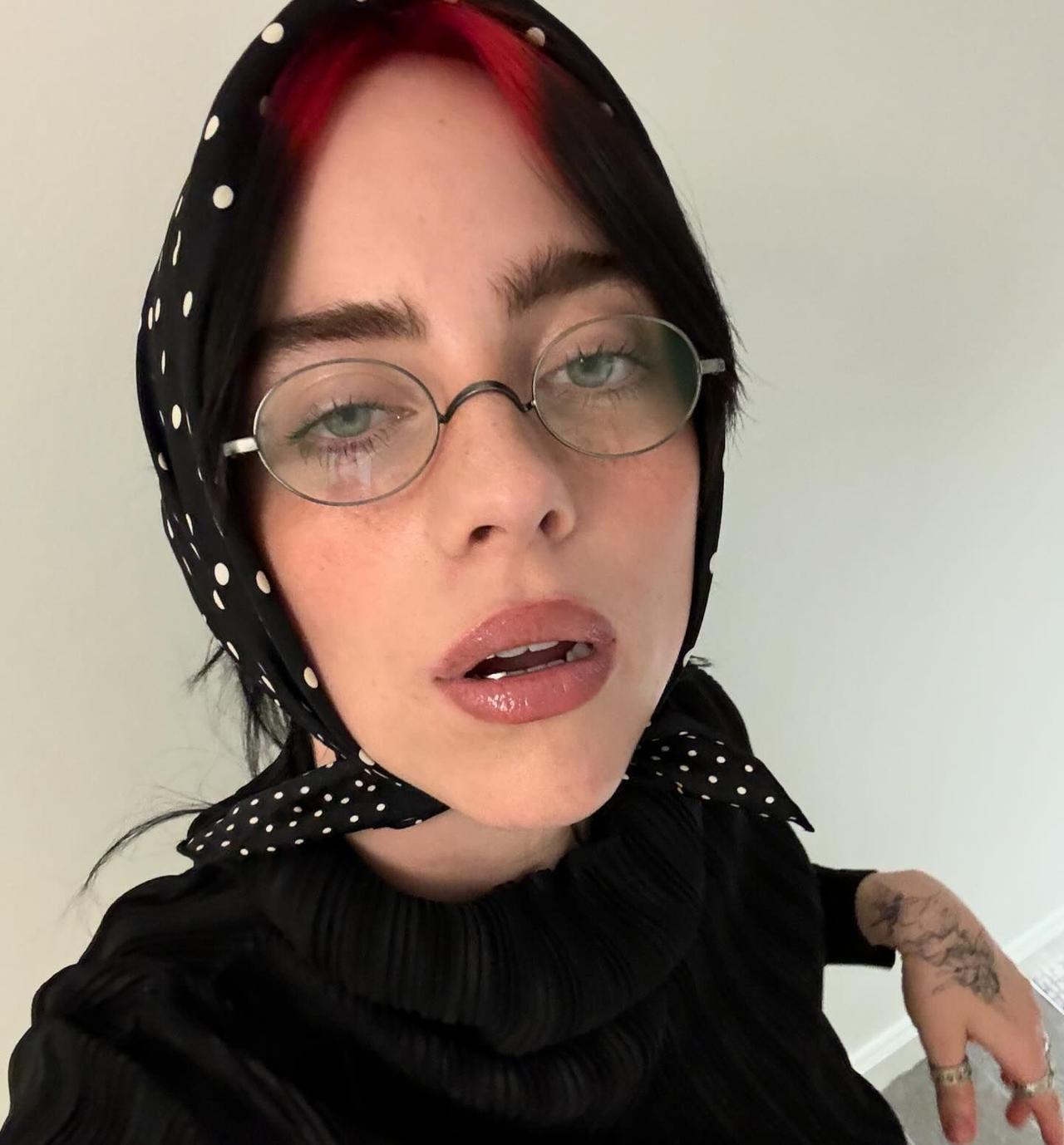 每次看到她的自拍我都眼前一黑…
Billie Eilish，你到底怎么想的。
