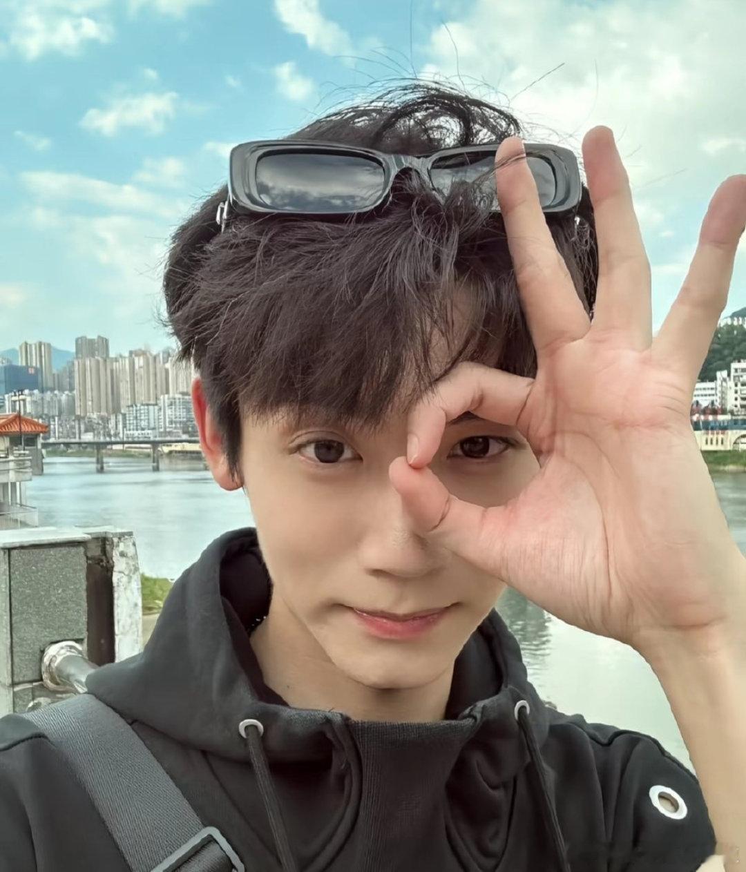 李卿 lq李卿 “在风华正茂的年纪遇见了你这束最温柔的光” 𝓘𝓃 𝓉 𝓸