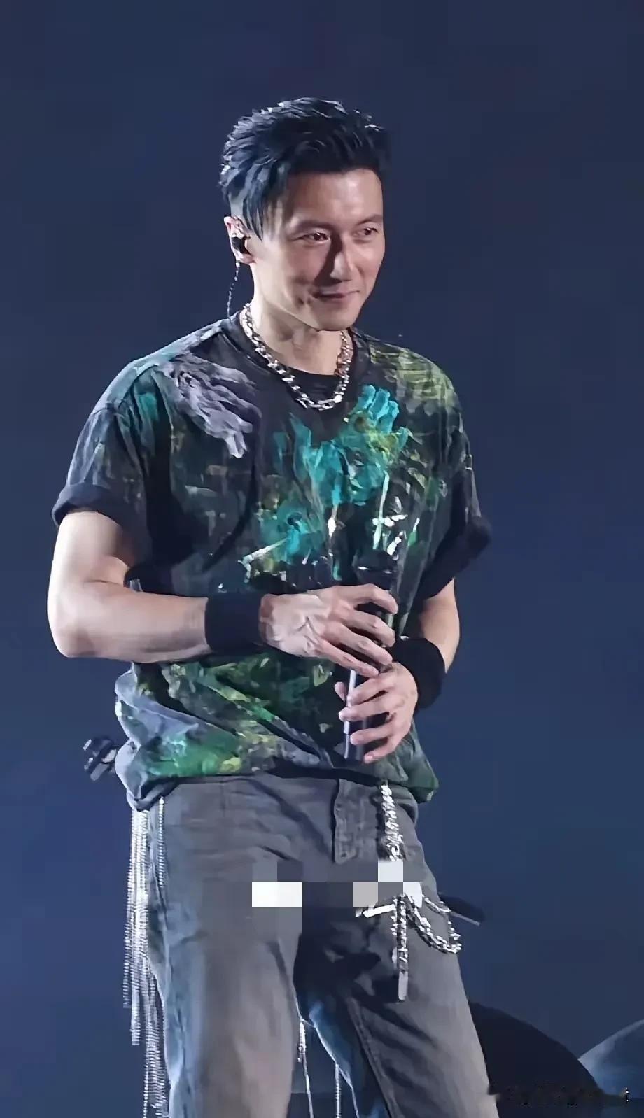曾经海报上的男生如今已经到了中年。