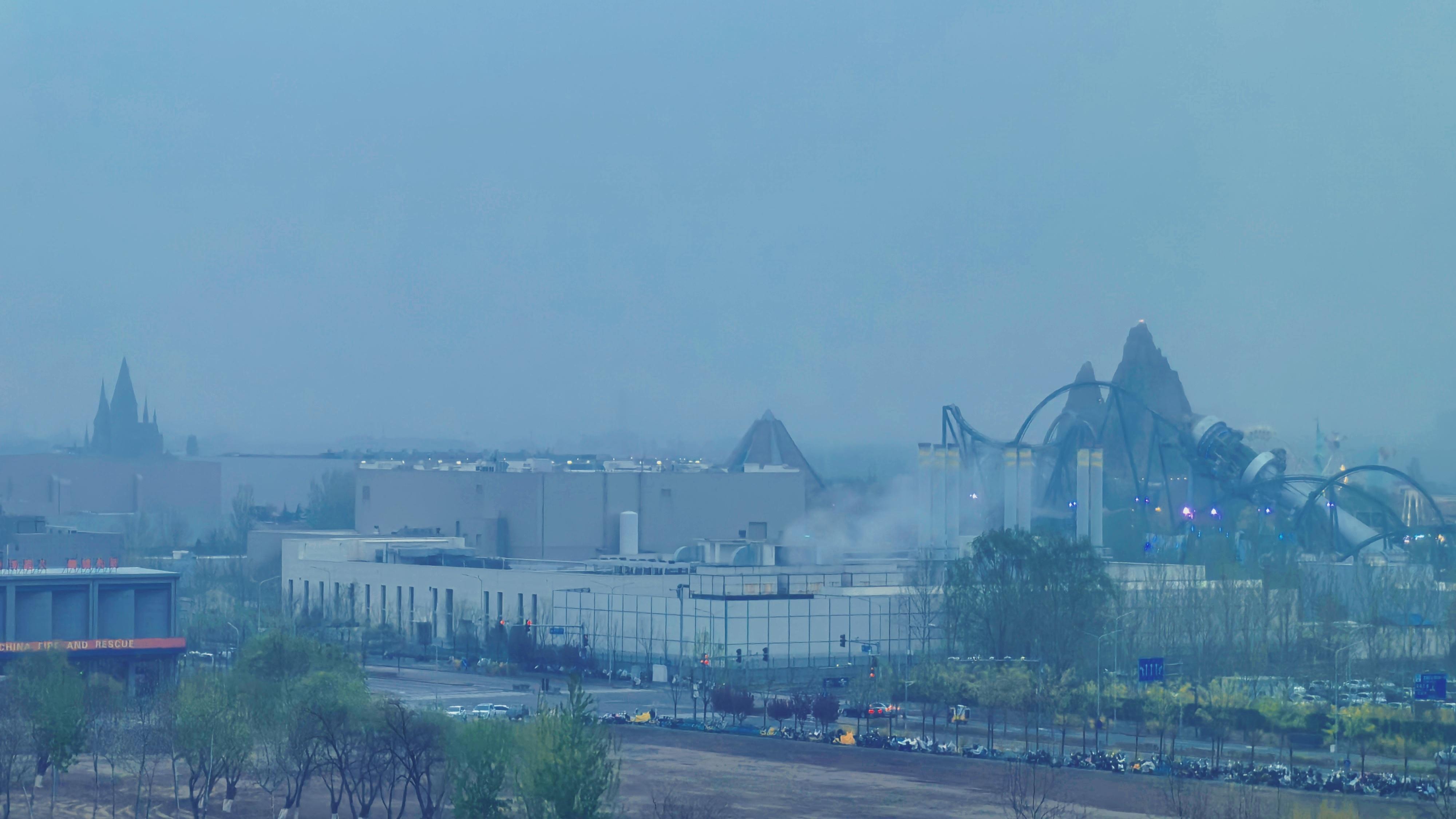 今儿住这酒店对面就是环球影城，我还没去过呢，去过的朋友来说一说里边好玩儿不？ 