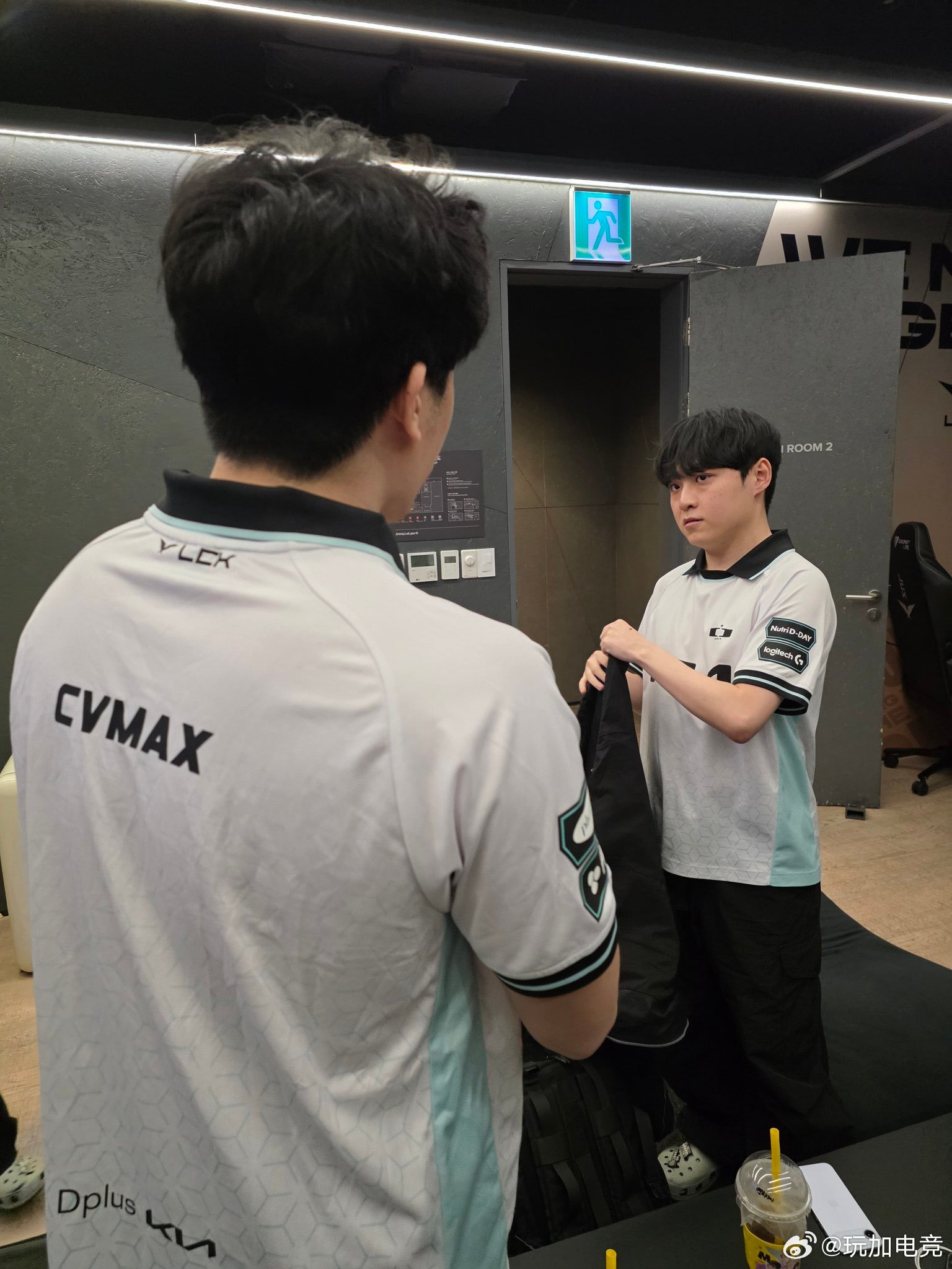 ^___^嗯别误会跟这人呆久了谁都是这个表情cr.rlsidekwhgdkfak