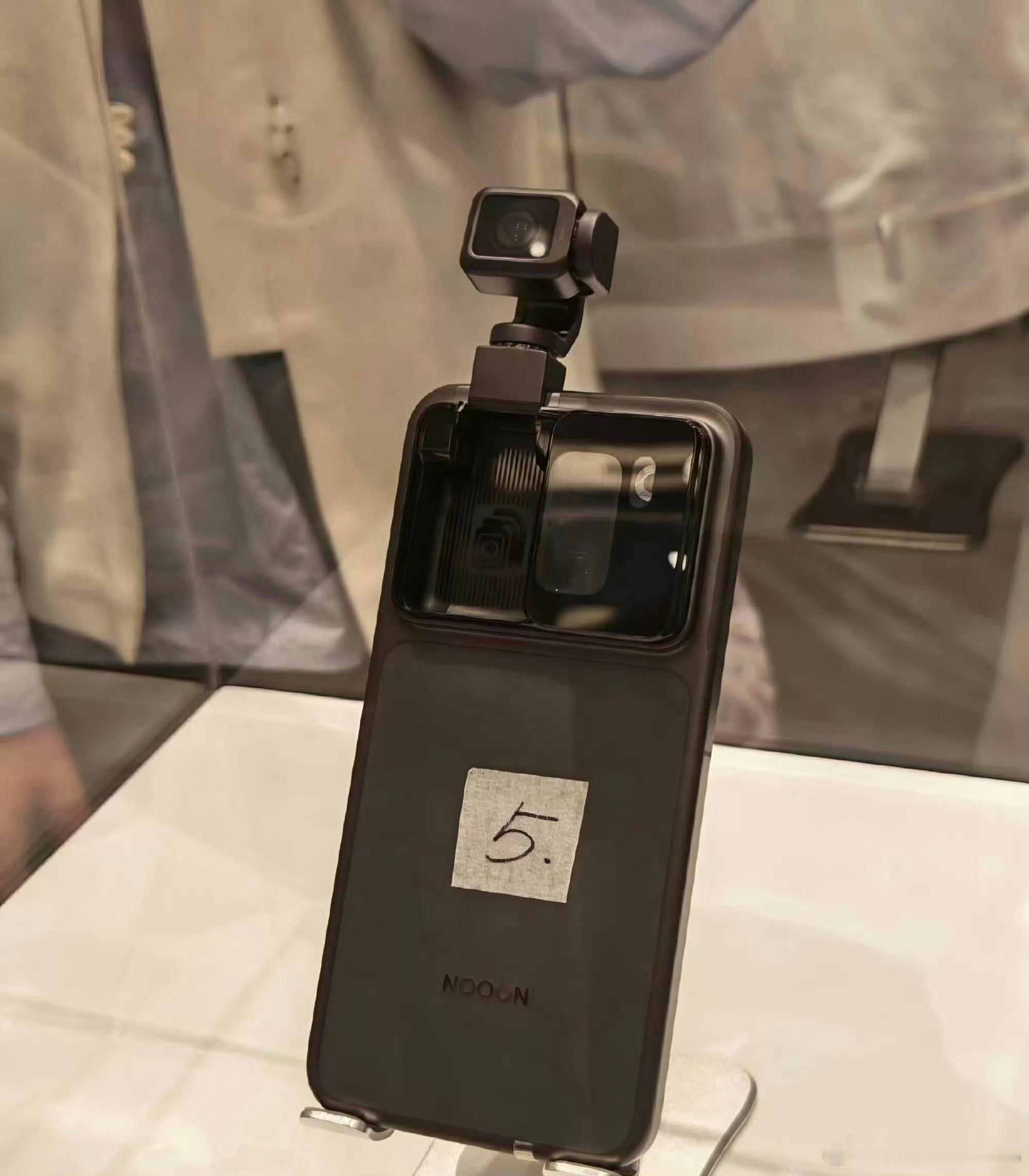 首款手机机器人亮相之前就已经看到这个手机的样子了，真的太像个小机器人了，摄像头可