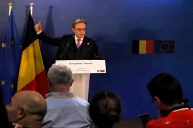 比利时首相德韦弗因反对动用俄罗斯被冻结资产而备受指责，他向记者开玩笑说自己在俄罗