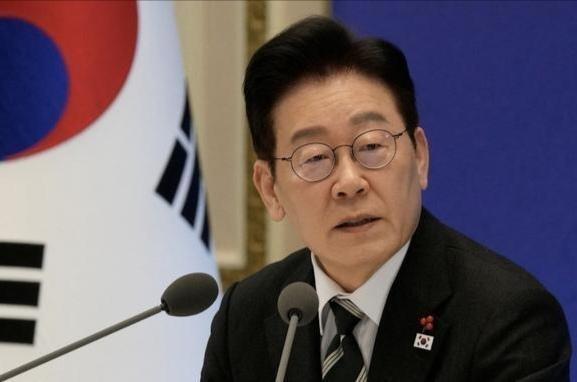 李在明拍桌子怒骂：把女消防员当陪酒玩物！她被灌到死，单位还谎称"感情不和"！
