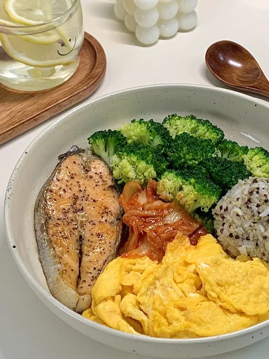 吃饭不是为了活着，是为了把自己拼回完整！