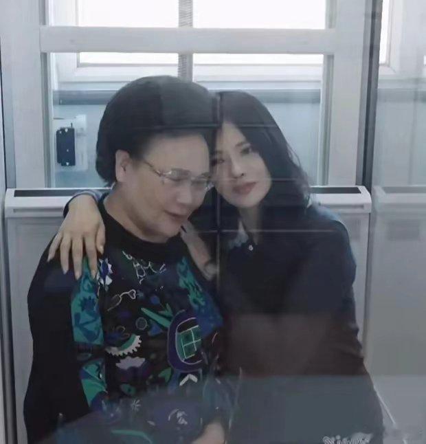 伊能静回婆婆家，双层楼内设电梯，全屋红木家具，婆婆房间超少女 