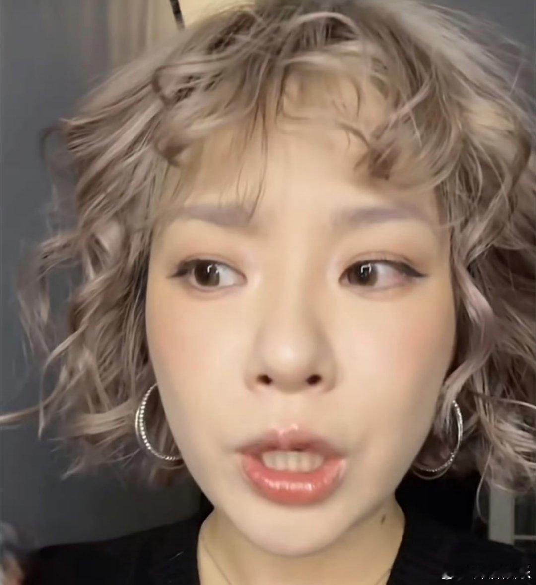 瘦身成功的王菊颜值气质双逆袭，脸型更精致、线条更利落，与早年形象反差巨大，网友直