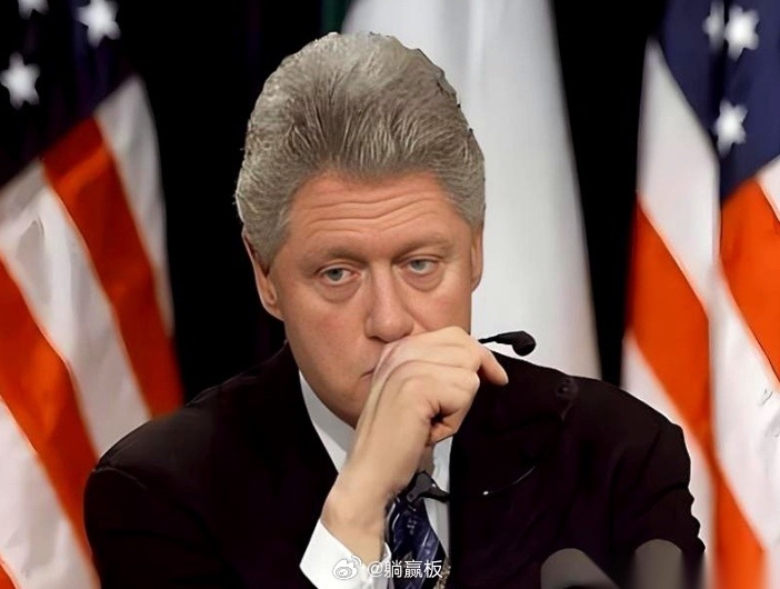 克林顿走的时候，给美国留下一个金山，国库里塞着两千多亿美元的净盈余。那时候，联邦