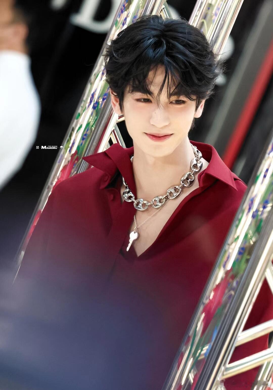 #张凌赫[超话]# 天呀天呀，这是谁拍的照片啊，这也太绝了！！张凌赫和红色好配。