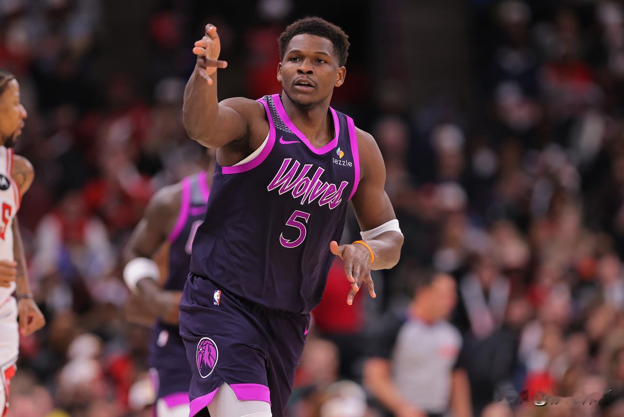 鸣不平啊！兰德尔为爱德华兹撑腰

今年全明星首发名单正式公布，其中西部首发是：库