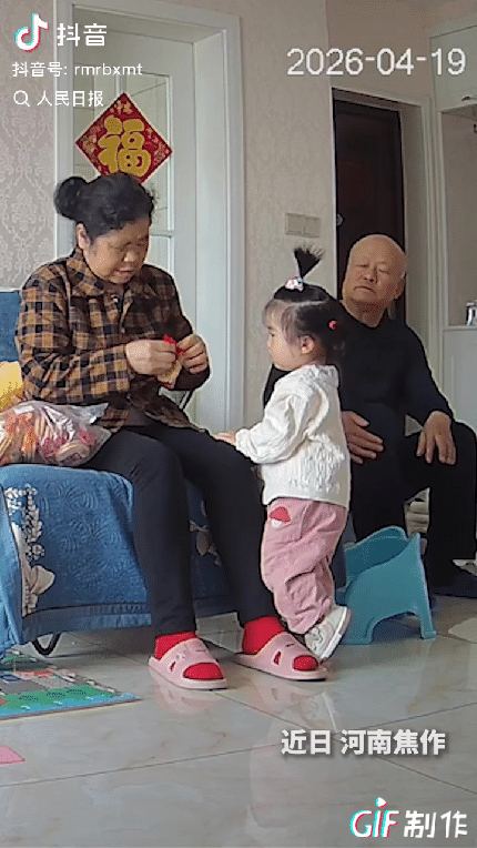 “太真实了！”河南焦作，一奶奶给孙女拿零食，不小心掉了一块在地上，还有一块掉在了