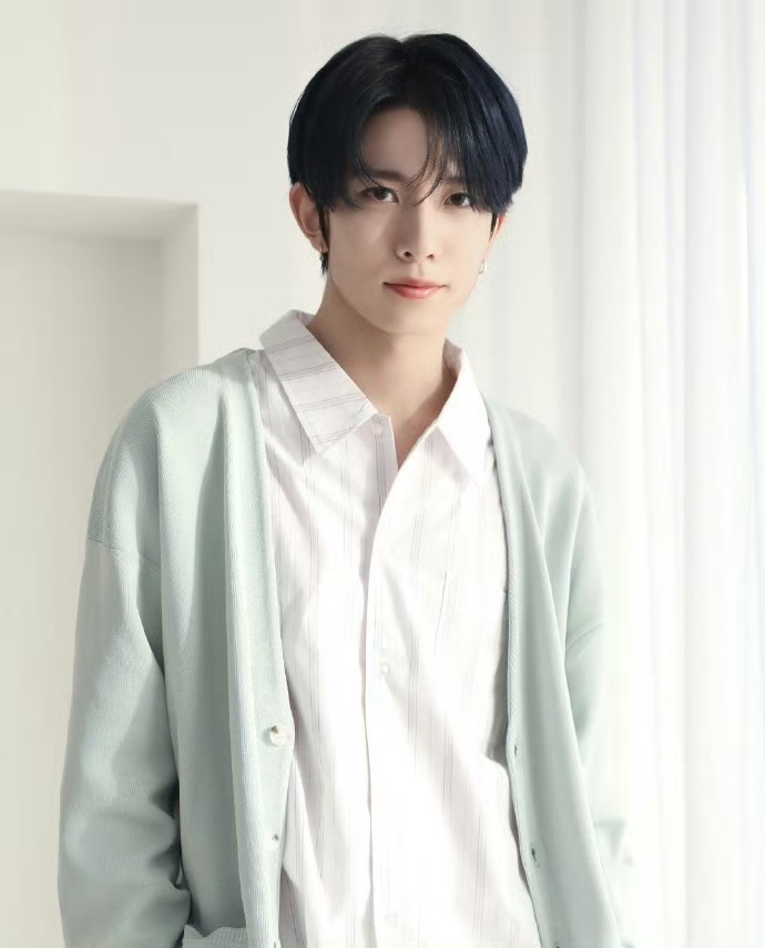 李羲承的脸是我的暂停键李羲承清爽少年感李羲承天生自带氛围感颜值，清冷又温柔，少年
