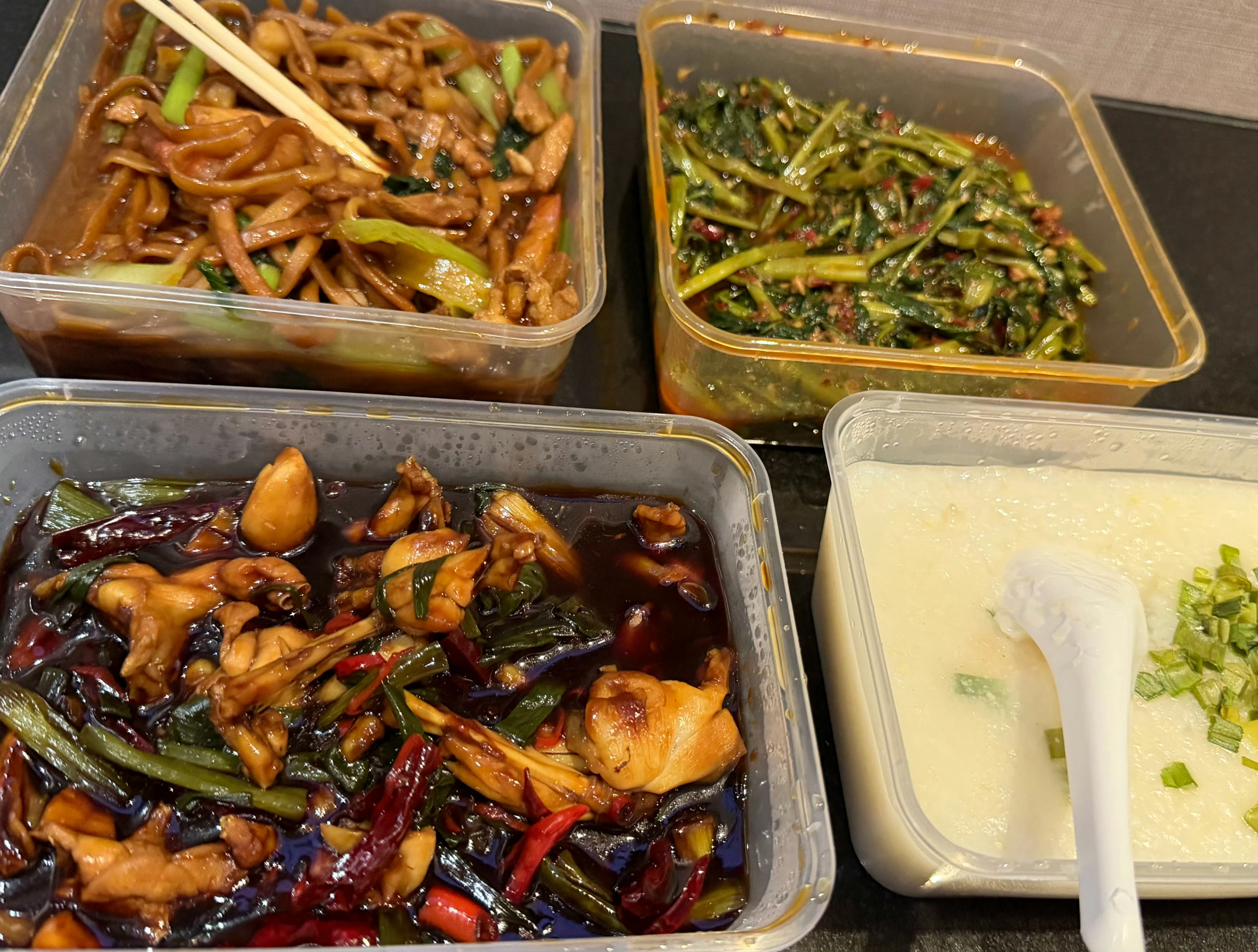 在天上飞了一天终于在凌晨到达，就想吃个田鸡粥，结果忘了新加坡的物价