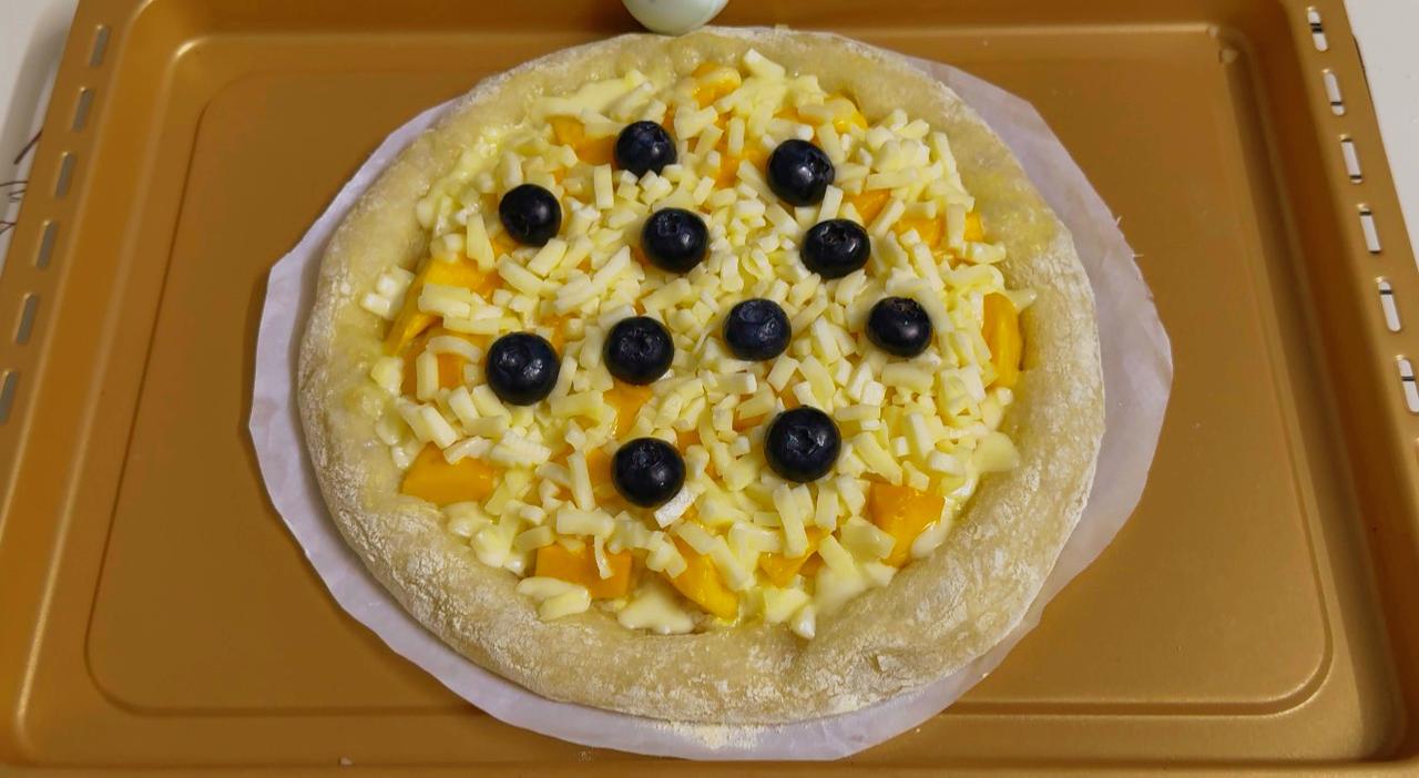 🍕自制披萨成功！拉丝绝了～
今日烘焙挑战大成功！终于做出拉丝超绝的披萨，幸福感