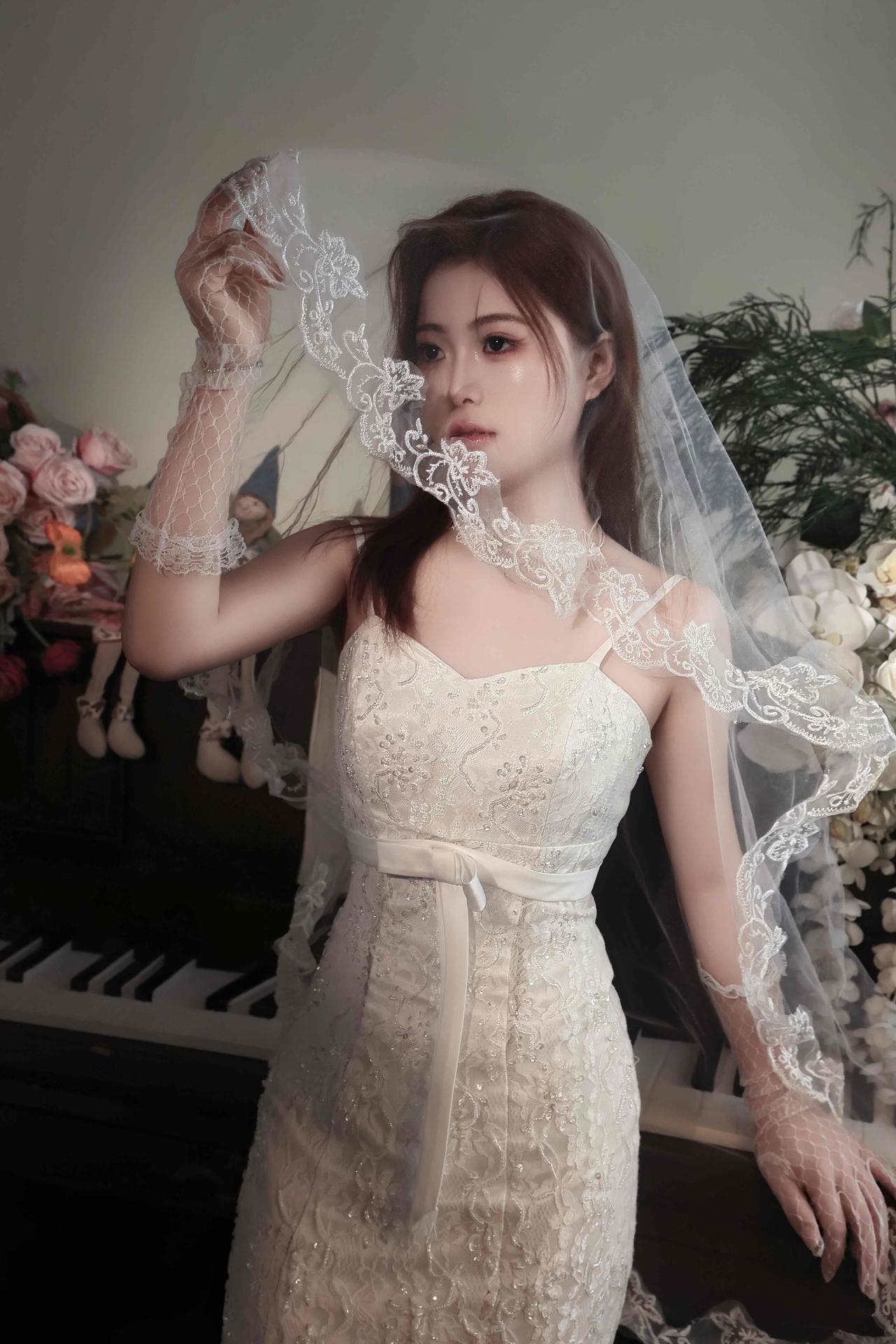 不是少女的懵懂，也不是女王的强势，而是恰到好处的“妻感”。🤍🕯️ 一件宽松的