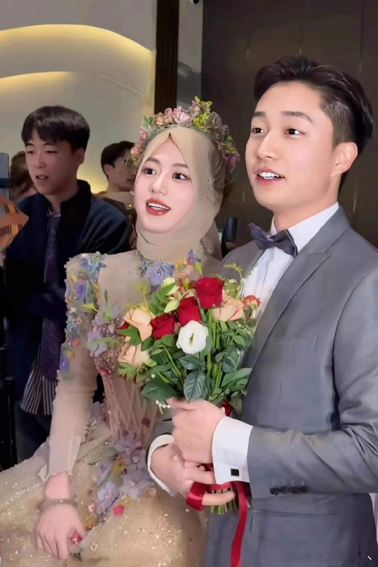 这个是回族的新娘吗？实在是太漂亮了，第一次见这种淡黄色的婚纱 